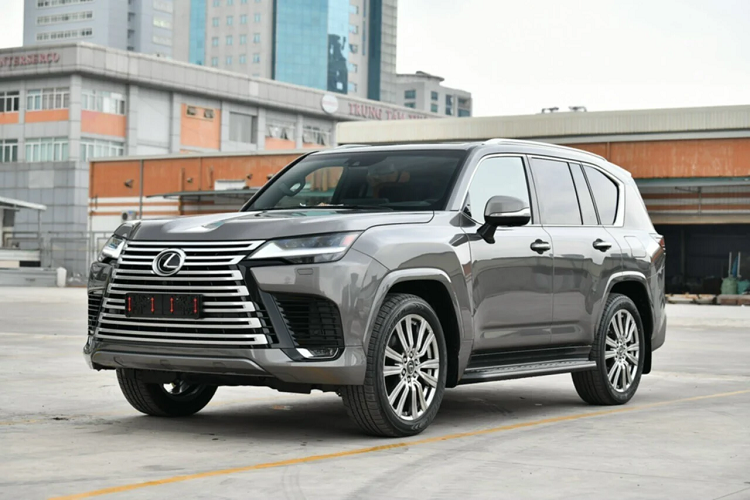 Tham gia vào phân khúc này giúp Lexus tiếp cận được nhiều khách hàng, ngoài ra, người dùng không cần phải lựa chọn phiên bản độ 4 chỗ của hãng thứ 3 như mẫu LX570 bản 4 chỗ của MBS được một số công ty nhập khẩu đưa về thời gian trước đây.