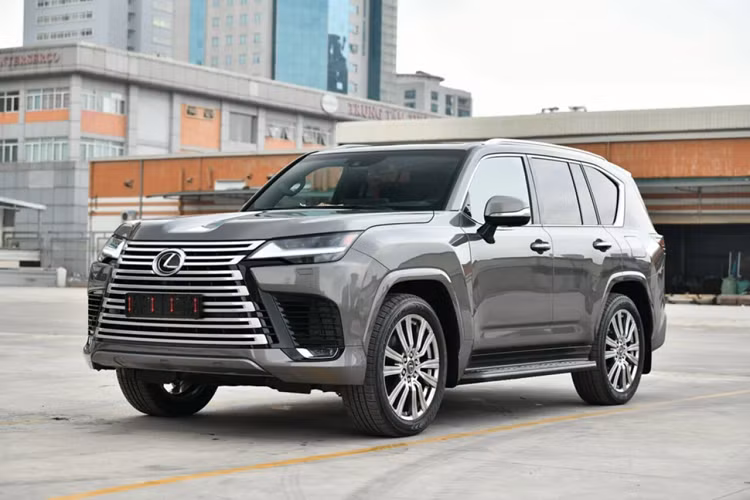 Tham gia vào phân khúc này giúp Lexus tiếp cận được nhiều khách hàng, ngoài ra, người dùng không cần phải lựa chọn phiên bản độ 4 chỗ của hãng thứ 3 như mẫu LX570 bản 4 chỗ của MBS được một số công ty nhập khẩu đưa về thời gian trước đây.