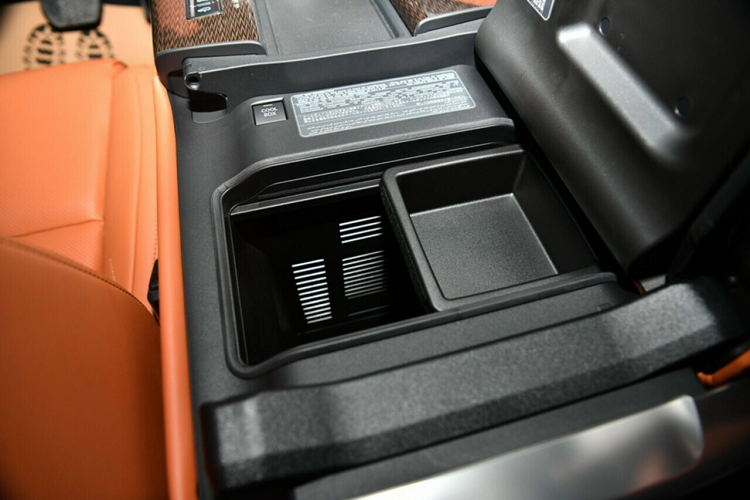 Xe vẫn có đèn pha LED thông minh chiếu theo góc lái, đèn LED định vị ban ngày hình móc câu nhưng được làm sắc xảo hơn.