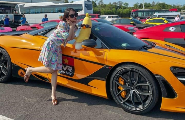 Minh “Nhua” khoe anh dan 2 co con gai ruou di xem sieu xe-Hinh-2