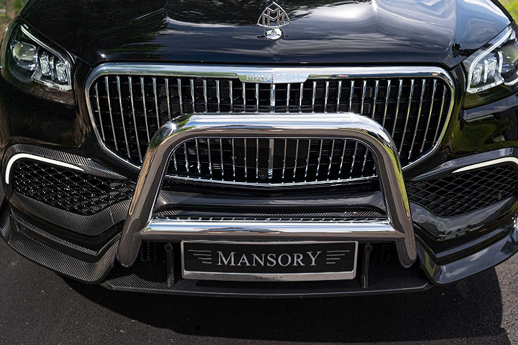 Ở phía cản sau, mẫu xe cũng sở hữu thêm phần cản va chrome khác lạ. Mansory hoàn thành việc nâng cấp mẫu xe này với bộ mâm độ cỡ lớn có kích thước lên tới 24 inch cực ấn tượng.