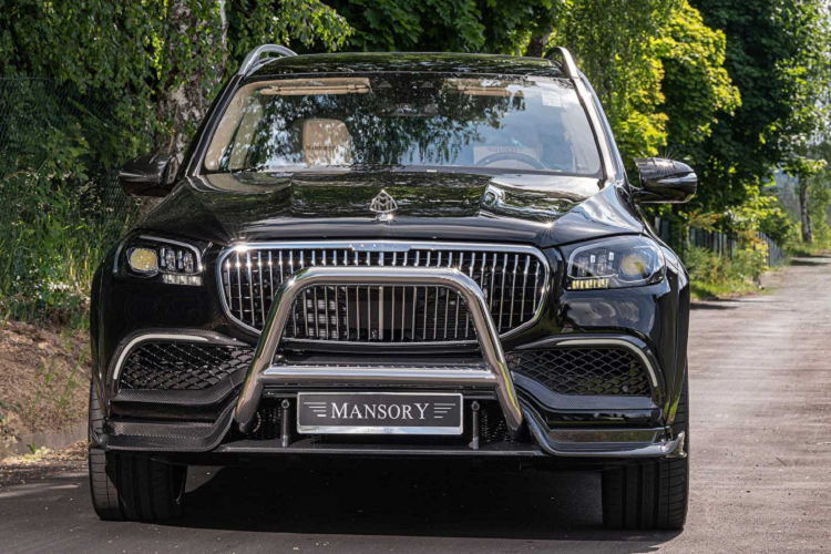 Ở phía trước, Mansory cung cấp cho GLS một phần cản va phía trước, líp trước được thiết kế mới với những đường nét phức tạp hơn. Phần cản này cũng được trang bị thêm hệ thống đèn LED chạy ban ngày tạo điểm nhấn mới. Mansory quyết định giữ nguyên thiết kế lưới tản nhiệt hoặc theo yêu cầu của khách hàng có thể sơn tối màu hoặc hoàn thiện bằng vật liệu carbon.