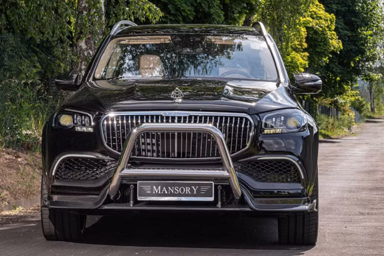 Ở phía trước, Mansory cung cấp cho GLS một phần cản va phía trước, líp trước được thiết kế mới với những đường nét phức tạp hơn. Phần cản này cũng được trang bị thêm hệ thống đèn LED chạy ban ngày tạo điểm nhấn mới. Mansory quyết định giữ nguyên thiết kế lưới tản nhiệt hoặc theo yêu cầu của khách hàng có thể sơn tối màu hoặc hoàn thiện bằng vật liệu carbon.