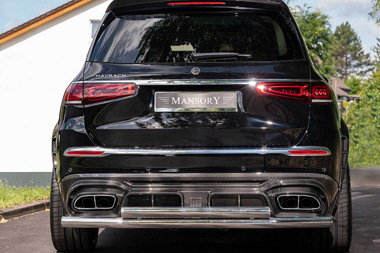 GLS đã được tinh chỉnh có các tấm ốp hông lớn hơn, các phần vè ốp thể thao hơn cùng bộ mâm độ ấn tượng. Phía sau của chiếc SUV có bộ khuếch tán mới và một tấm cản được thiết kế lại giúp đem tới thiết kế khác. Phần gương chiếu hậu của xe đã được thay thế thành tấm ốp carbon bóng.