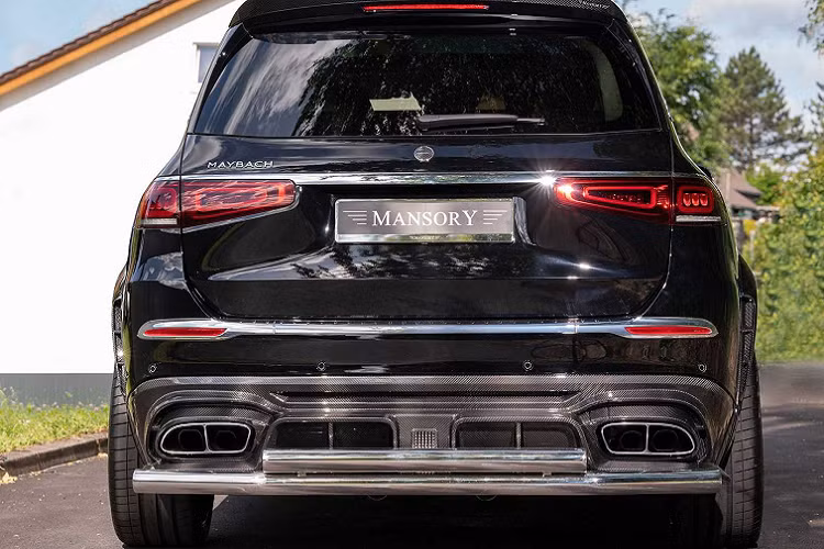 GLS đã được tinh chỉnh có các tấm ốp hông lớn hơn, các phần vè ốp thể thao hơn cùng bộ mâm độ ấn tượng. Phía sau của chiếc SUV có bộ khuếch tán mới và một tấm cản được thiết kế lại giúp đem tới thiết kế khác. Phần gương chiếu hậu của xe đã được thay thế thành tấm ốp carbon bóng.