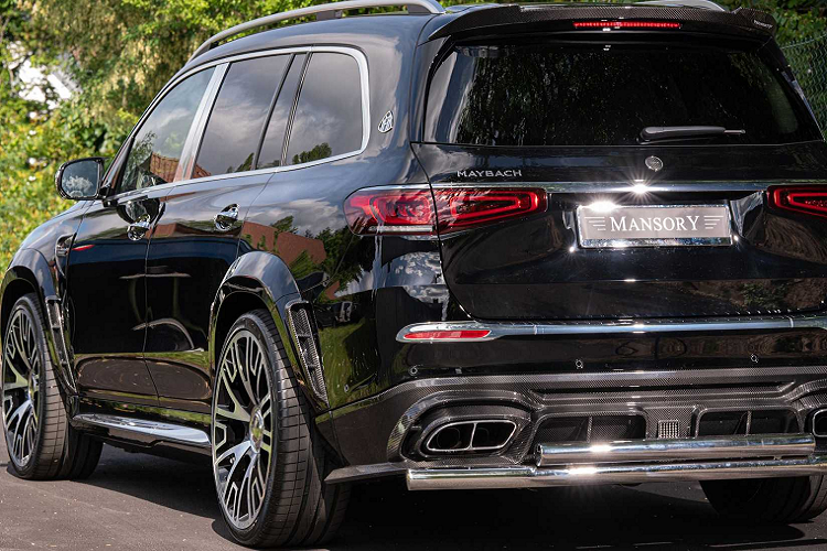Tuy nhiên, ngoại thất lại ẩn chứa những thay đổi sâu rộng hơn dưới mui xe, với việc chiếc SUV được tăng sức mạnh lớn. Mansory cũng cải tiến nội thất. Khối động cơ nguyên bản của xe đã được nâng cấp, tinh chỉnh ECU và lắp đặt thêm bộ tăng áp mới, đồng thời trang bị thêm cho xe hệ thống xả thể thao mới. Chính từ đây, mẫu xe có khả năng sản sinh mức công suất 820 mã lực và mô-men xoắn 980 Nm, đem tới trải nghiệm lái ấn tượng cho người cầm lái.