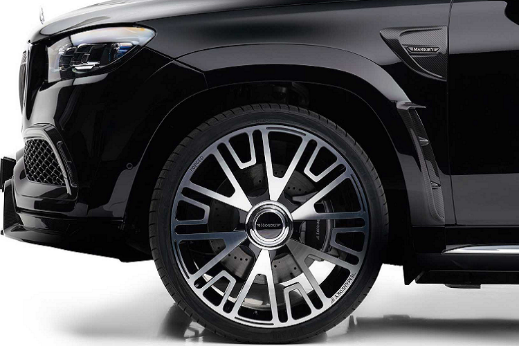 Về nội thất, Mercedes-Maybach GLS độ Mansory đem tới cho người dùng tùy chọn bọc da cao cấp và da nổi với họa tiết 3D. Mẫu xe cũng sở hữu phần vô-lăng bọc da cùng các chi tiết carbon mới và các chi tiết trang trí bằng carbon cho nội thất.