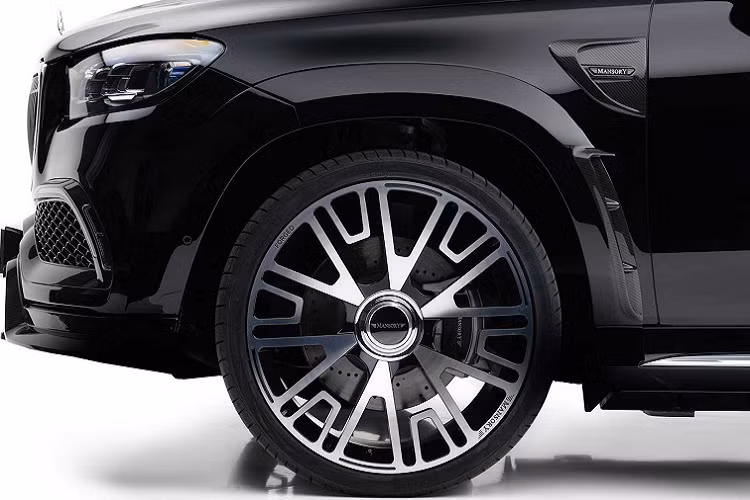 Về nội thất, Mercedes-Maybach GLS độ Mansory đem tới cho người dùng tùy chọn bọc da cao cấp và da nổi với họa tiết 3D. Mẫu xe cũng sở hữu phần vô-lăng bọc da cùng các chi tiết carbon mới và các chi tiết trang trí bằng carbon cho nội thất.