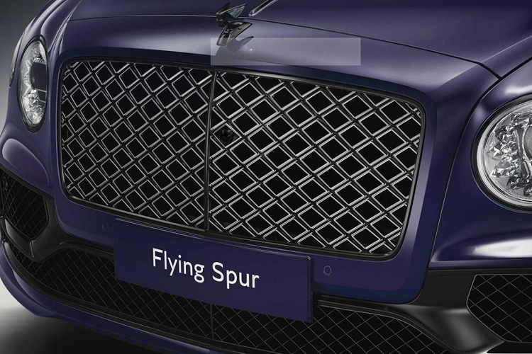 Tất cả những gì thay đổi đối với gói tùy chọn trên Bentley Flying Spur Mulliner Blackline siêu sang là việc hầu như mọi chi tiết bên ngoài từng lấp lánh đều được đổi lấy thứ có màu đen bóng. Đó không phải là một bước ngoặt tuyệt đối cho các màu đen ngự trị mà còn có 1 số ít chi tiết được đánh bóng tạo điểm nhấn chẳng hạn như các lỗ thông hơi trên chắn bùn màu đen có các ô vuông màu bạc và nhãn hiệu Mulliner sáng lấp lánh.