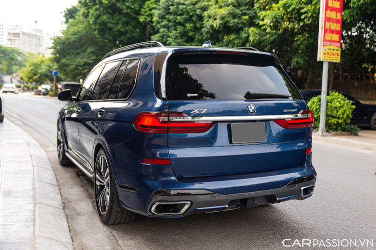 Phần đầu xe SUV BMW X7 đời 2020 sở hữu cụm lưới tản nhiệt mạ chrome cỡ lớn có thể đóng mở cửa hút gió cùng camera phía trước. Vì thuộc bản M Sport nên xe có cản trước thể thao và hầm hố hơn, cụm đèn pha trên bản nhập Mỹ là loại LED thông minh có thích ứng tự động (Adaptive).