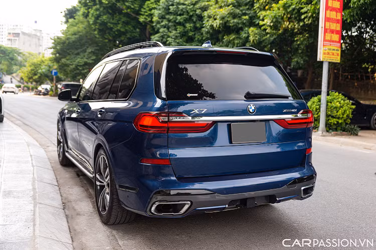 Phần đầu xe SUV BMW X7 đời 2020 sở hữu cụm lưới tản nhiệt mạ chrome cỡ lớn có thể đóng mở cửa hút gió cùng camera phía trước. Vì thuộc bản M Sport nên xe có cản trước thể thao và hầm hố hơn, cụm đèn pha trên bản nhập Mỹ là loại LED thông minh có thích ứng tự động (Adaptive).