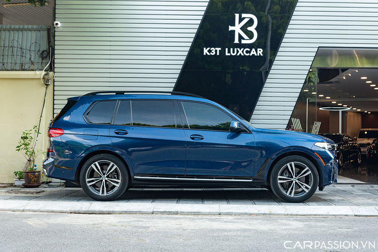 Bộ vành 5 chấu kép 21 inch là tuỳ chọn của phiên bản M-Sport với mẫu SUV X7 của BMW. Gương chiếu hậu tích hợp đèn xi-nhan và camera quan sát hai bên. Bệ bước chân đặt hai bên giúp chủ xe ra vào dễ dàng hơn.