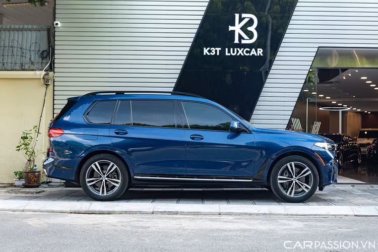 Bộ vành 5 chấu kép 21 inch là tuỳ chọn của phiên bản M-Sport với mẫu SUV X7 của BMW. Gương chiếu hậu tích hợp đèn xi-nhan và camera quan sát hai bên. Bệ bước chân đặt hai bên giúp chủ xe ra vào dễ dàng hơn.