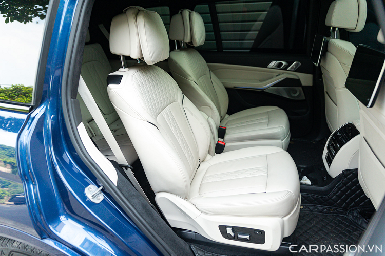 Hàng ghế sau chỉ có 2 chỗ ngồi với tựa tay riêng biệt. Ghế có thể chỉnh điện như phía trước nhưng không có nhớ vị trí. Hàng ghế thứ 3 với 2 chỗ ngồi cũng được ưu ái với cụm nút bấm chỉnh điều hoà và có thể gập gọn.