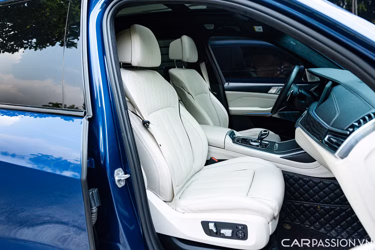 Điểm mới trên BMW X7 là cần số được làm từ pha lê, đặt ngay bên cạnh là nút khởi động Start/Stop Engine và dãy nút lựa chọn các chế độ lái. Ghế ngồi thể thao bọc da màu trắng có thể chỉnh điện đa hướng nhớ 2 vị trí, tích hợp chức năng thông gió, mát-xa và đệm bắp đùi chỉnh điện.