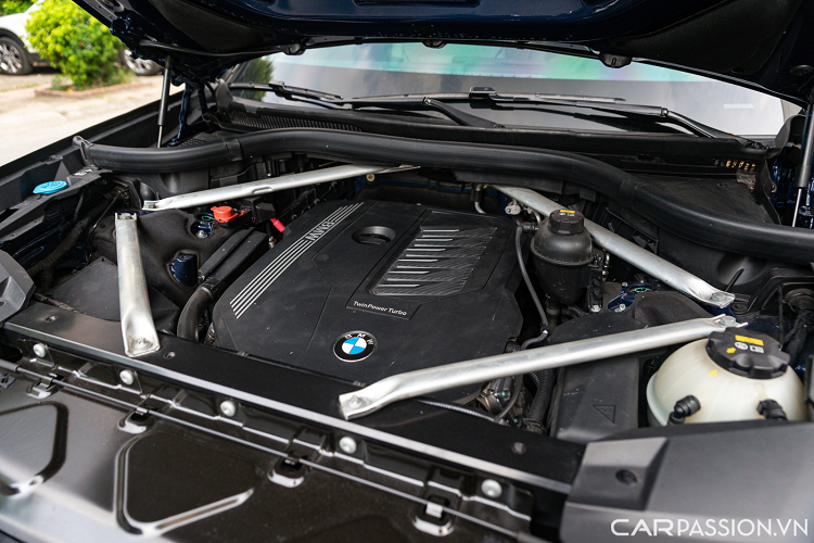 BMW X7 xDrive40i được trang bị động cơ I6 dung tích 3 lít, công suất 335 mã lực cùng mô-men xoắn cực đại 450 Nm kết hợp cùng hộp số tự động 8 cấp. Khả năng tăng tốc 0-100 km/h trong vòng 6,1 giây. Xe có 3 chế độ lái gồm Eco, Comfort, Sport.