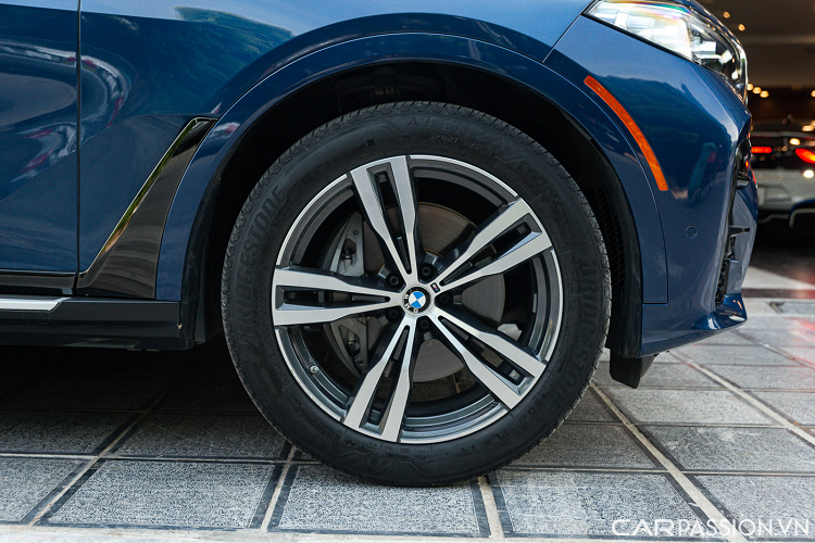 Nếu phần đầu xe mang cái nhìn khá lạ lẫm với số đông khách hàng thì đuôi xe có thiết kế khá tương đồng với những mẫu xe khác thuộc dòng X-Series của BMW. Cụm đèn hậu tích hợp công nghệ LED.