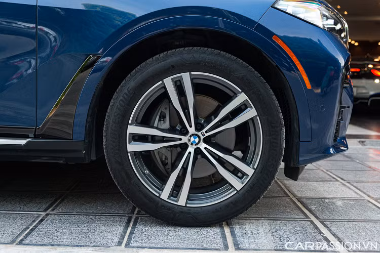 Nếu phần đầu xe mang cái nhìn khá lạ lẫm với số đông khách hàng thì đuôi xe có thiết kế khá tương đồng với những mẫu xe khác thuộc dòng X-Series của BMW. Cụm đèn hậu tích hợp công nghệ LED.