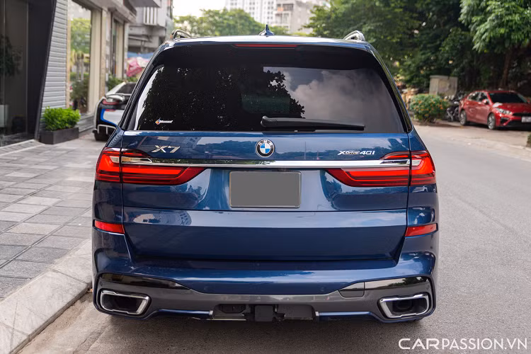 Thay vì trang bị cụm đèn hậu nối liền như một số mẫu xe thương mại hiện nay, BMW X7 được bổ sung một thanh kim loại nối liền cụm đèn hậu, tạo vẻ ngoài hiện đại cho xe. Tên xe "X7" đặt bên trái và logo nhận diện phiên bản "xDrive 40i" đặt phía bên phải.