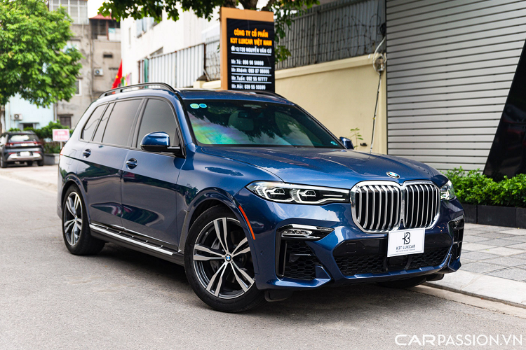 Đặc biệt hơn, theo chia sẻ của người bán thì đây là chiế c BMW X7 của MC Trấn Thành. Ngày trước, xe được dán lớp decal màu trắng nhưng đã lột bỏ để lộ lớp sơn nguyên bản màu xanh dương. Lý do bán xe hiện được giấu kín.