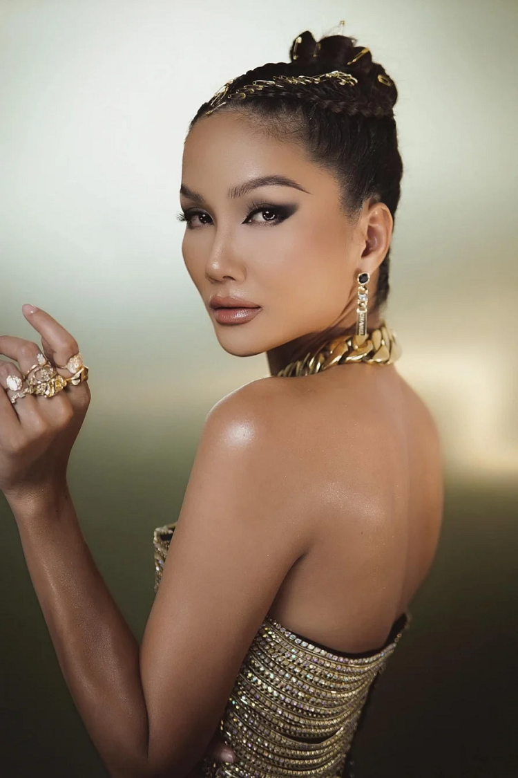 Cam Dan “dung hang” layout trang diem voi H’Hen Nie-Hinh-2