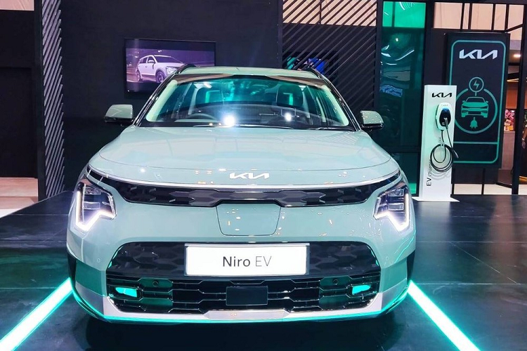 Niro EV là 1 trong 3 phiên bản của Kia Niro thế hệ mới, đã lần đầu tiên trình làng trong triển Ô tô Seoul 2021 ở Hàn Quốc vào tháng 11 năm ngoái. Ngoài EV, Kia Niro mới còn có 2 phiên bản nữa là hybrid và plug-in hybrid. Trước đó, hãng Kia cũng đã lên kế hoạch bán Niro Hybrid ở thị trường Đông Nam Á, cụ thể là Malaysia, vào quý IV năm nay.