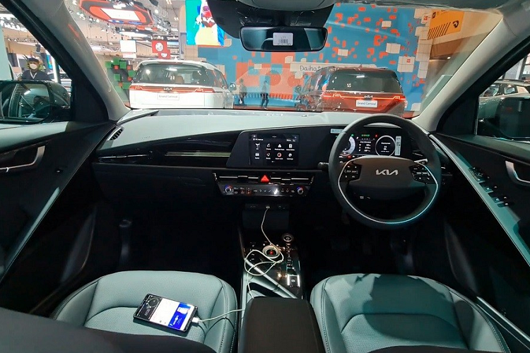 Bên sườn, Kia Niro EV 2022 gây ấn tượng với cột C dày dặn, sơn màu tương phản với thân xe và kéo dài xuống chắn bùn sau. Tương tự như vậy, ốp cua lốp và tấm ốp trên cửa cũng được sơn màu đen bóng. Phía sau mẫu xe này xuất hiện cụm đèn hậu LED hình boomerang tích hợp vào cột C, đèn phản quang hình nhịp tim giống dải đèn LED định vị ban ngày, cửa cốp sau dập hình thang với logo Kia mới ở giữa và cản sau sơn màu đen bóng, đi kèm ốp màu bạc.