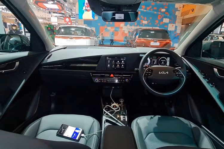 Bên sườn, Kia Niro EV 2022 gây ấn tượng với cột C dày dặn, sơn màu tương phản với thân xe và kéo dài xuống chắn bùn sau. Tương tự như vậy, ốp cua lốp và tấm ốp trên cửa cũng được sơn màu đen bóng. Phía sau mẫu xe này xuất hiện cụm đèn hậu LED hình boomerang tích hợp vào cột C, đèn phản quang hình nhịp tim giống dải đèn LED định vị ban ngày, cửa cốp sau dập hình thang với logo Kia mới ở giữa và cản sau sơn màu đen bóng, đi kèm ốp màu bạc.