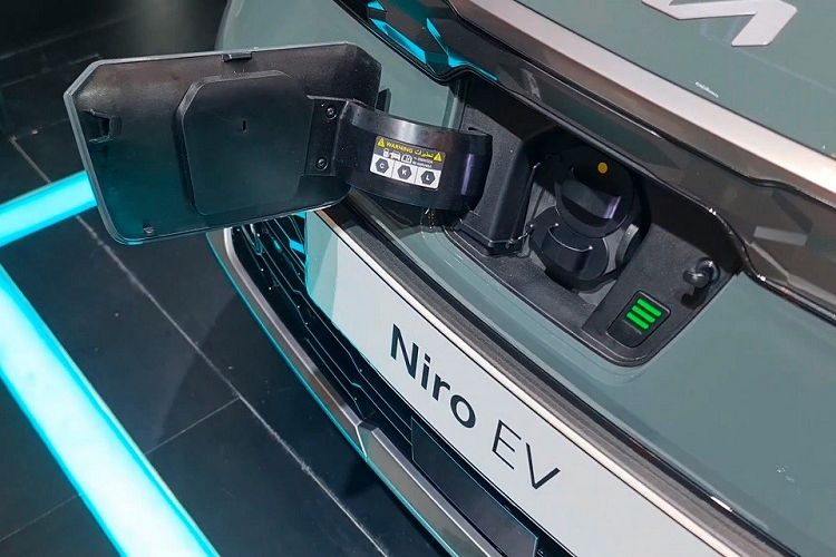 Những trang bị đáng chú ý còn lại của Kia Niro EV 2022 bao gồm núm xoay chuyển số, mặt cảm ứng để chỉnh điều hòa, hệ thống đèn viền nội thất, màn hình hiển thị thông tin kính lái HUD, phanh tay điện tử, tính năng tự động giữ phanh tạm thời, ghế bọc bằng da nhân tạo sinh học làm từ sợi lá bạch đàn và trần xe bọc bằng chất liệu tái chế. "Trái tim" của Kia Niro EV 2022 là mô-tơ điện nam châm đồng bộ vĩnh cửu (PMSM) nằm trên cầu trước, tạo ra công suất tối đa 203 mã lực và mô-men xoắn cực đại 255 Nm.