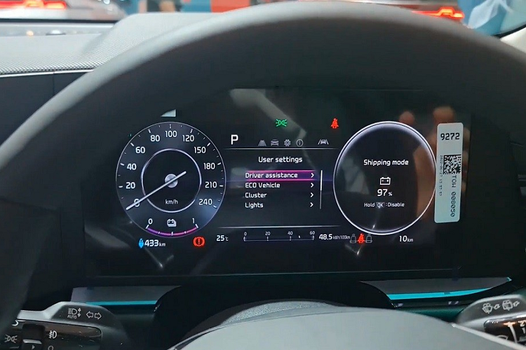 Những trang bị còn lại của Kia Niro EV 2022 vẫn giống 2 phiên bản hybrid và plug-in hybrid. Trên đầu xe, mẫu ô tô điện này được trang bị cụm đèn pha LED nằm dọc, bao quanh bằng dải đèn LED định vị ban ngày kiêm đèn báo rẽ hình nhịp tim. Tiếp đến là cổng sạc nằm giữa đầu xe và nẹp màu bạc trên cản trước.