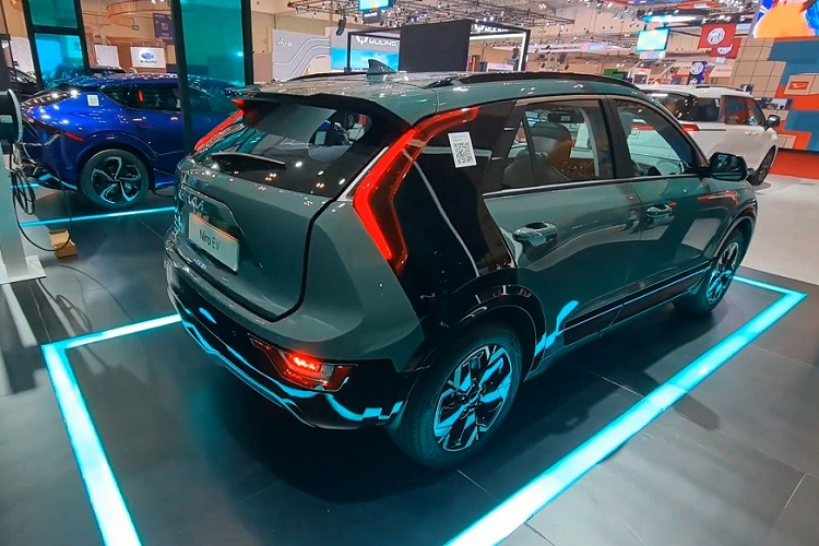 So với 2 phiên bản hybrid và plug-in hybrid, mẫu ô tô điện này có một số chi tiết thiết kế riêng như lưới tản nhiệt "mũi hổ" đóng kín hay hốc gió trung tâm. Ngoài ra, xe còn có bộ vành la-zăng riêng với thiết kế khí động lực học nhằm giảm hệ số lực cản không khí.