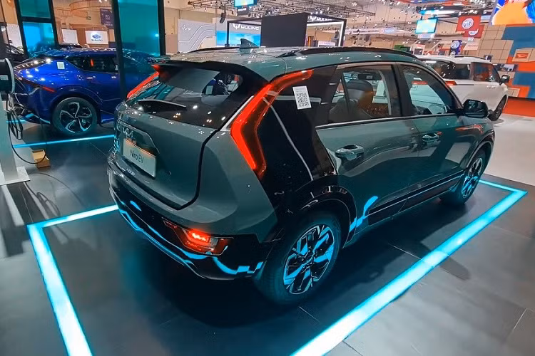 So với 2 phiên bản hybrid và plug-in hybrid, mẫu ô tô điện này có một số chi tiết thiết kế riêng như lưới tản nhiệt "mũi hổ" đóng kín hay hốc gió trung tâm. Ngoài ra, xe còn có bộ vành la-zăng riêng với thiết kế khí động lực học nhằm giảm hệ số lực cản không khí.