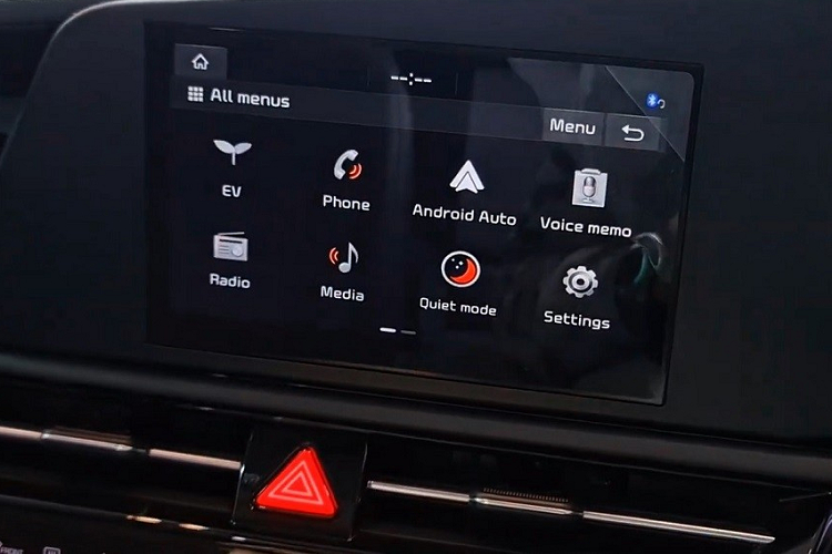 Bên trong Kia Niro EV 2022 là không gian nội thất 5 chỗ với mặt táp-lô được thiết kế bất đối xứng, tạo cảm giác ôm lấy người lái và hành khách phía trước. Trước mặt người lái là vô lăng 2 chấu, tích hợp phím chức năng và màn hình cong trên mặt táp-lô. Màn hình này kết hợp giữa bảng đồng hồ kỹ thuật số và màn hình thông tin giải trí, cả hai đều có kích thước 10,25 inch.