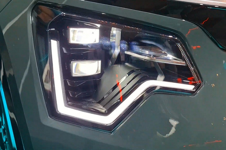 Được định vị trong phân khúc SUV cỡ C, Kia Niro EV 2022 sở hữu chiều dài 4.420 mm, chiều rộng 1.825 mm, chiều cao 1.545 mm và chiều dài cơ sở 2.720 mm. So với thế hệ cũ, mẫu SUV cỡ C này dài hơn 65 mm, rộng hơn 20 mm, cao hơn 10 mm và chiều dài cơ sở tăng 20 mm. Không chỉ có kích thước lớn hơn, Kia Niro EV 2022 còn có ngoại hình ấn tượng hơn nhờ ngôn ngữ thiết kế Opposites United mới.