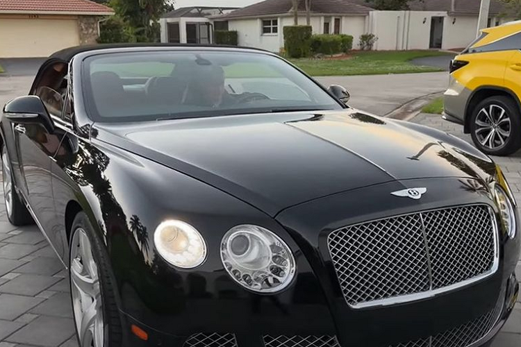Tại Mỹ, Bentley Continental GT V8 Convertible có giá từ 227.200 USD (khoảng 5,5 tỷ đồng). Mẫu xe này hiện cũng đc phân phối chính hãng tại Việt Nam với mức giá từ 18 tỷ đồng, chưa bao gồm thuế và các loại chi phí đi kèm.