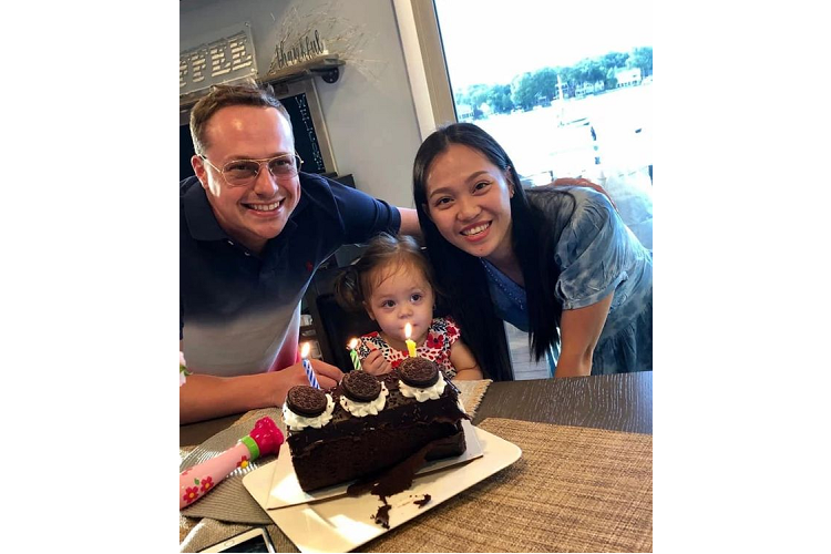 Nội thất của xe sở hữu 2 tông màu đen/nâu sang trọng. Ngoài ra, hãng xe siêu sang Bentley cung cấp các chất liệu như sợi carbon và da cao cấp, bên cạnh các họa tiết hình quả trám đặc trưng.