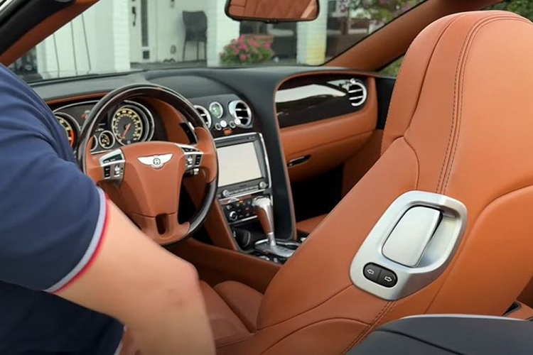 Khối động cơ này đi kèm hộp số tự động 8 cấp giúp xe tăng tốc từ 0 - 100 km/h chỉ trong 4 giây, trước khi đạt tốc độ tối đa 319 km/h.