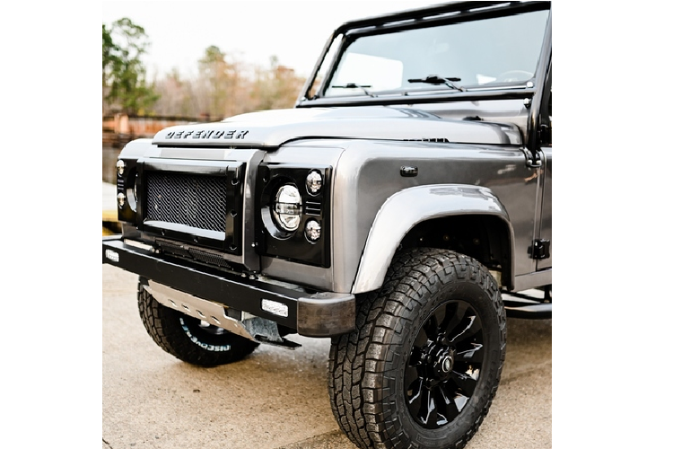 Về truyền động, Defender 90 của Osprey Custom Cars được trang bị động cơ LS3 V8 6,2 lít hút khí tự nhiên, sản sinh công suất 435 mã lực và mô-men xoắn cực đại 603 Nm.