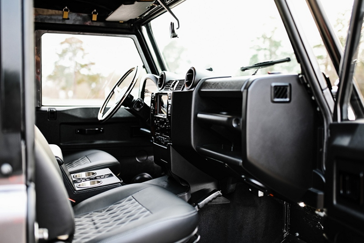 Di chuyển vào bên trong, nội thất của chiếc Land Rover Defender 90 này được trang bị tốt hơn nhiều so với một chiếc Defender tiêu chuẩn. Cụ thể, xe có thêm kính chắn gió có tính năng sấy, ghế trước có sưởi, hệ thống thông tin giải trí 7 inch có Apple CarPlay và Android Auto không dây, dàn âm thanh 8 loa từ Rockford Fosgate...