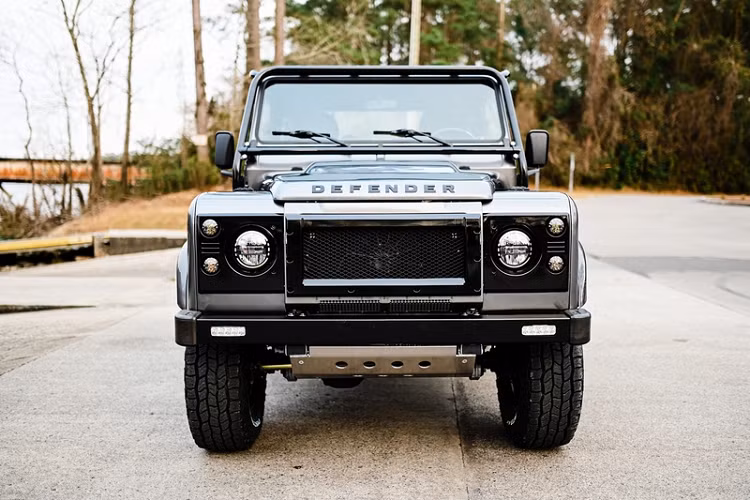 Ở phía trước, Defender 90 sở hữu lưới tản nhiệt màu đen với viền cùng màu thân xe, khe gió màu đen bóng và đèn ngày LED tích hợp vào cản trước. Làm tròn các thay đổi bên ngoài là cản sau mới, bộ bảo vệ tránh va chạm 2 inch, điểm kích / hồi, dây xe kéo và hộp đựng lốp sau chịu tải nặng.