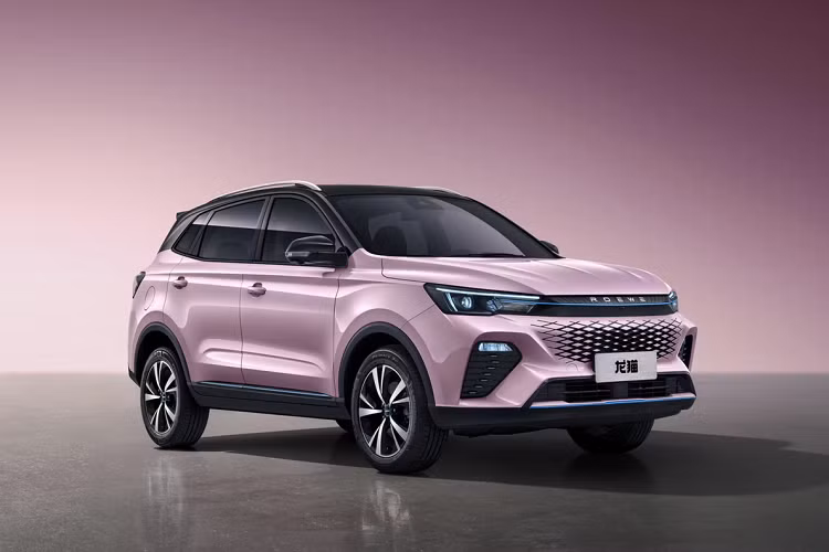 Về cơ bản, MG VS HEV giống như một phiên bản có tên gọi khác của Roewe Totoro. Xe mang ngôn ngữ thiết kế SUV đặc trưng của hãng với cụm đèn pha vuông vắn, mui xe sơn đen tạo sự tương phản với phần thân. Điểm nhấn ở phần đầu nằm ở lưới tản nhiệt cỡ lớn có thiết kế mờ dần.