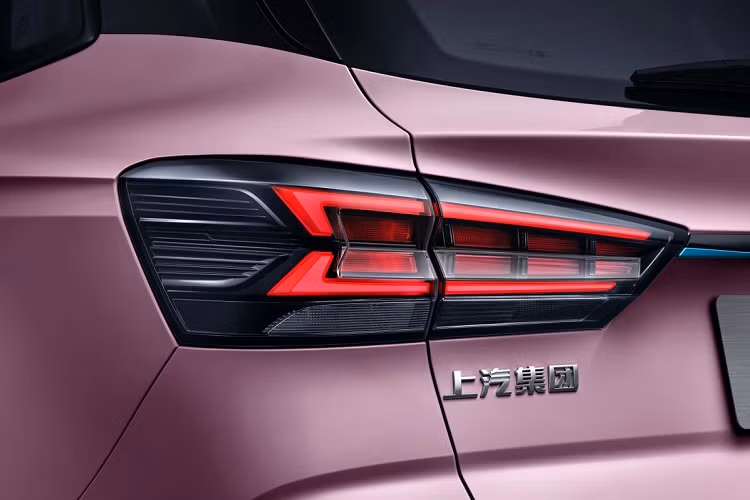 Tại Việt Nam, MG đang có 2 mẫu SUV trong danh mục sản phẩm là ZS (519-619 triệu đồng) và HS (788-999 triệu đồng). Với việc MG VS sắp được ra mắt tại Thái Lan như một sản phẩm dành riêng cho thị trường Đông Nam Á, không loại trừ khả năng mẫu xe này cũng sẽ được phân phối tại Việt Nam trong tương lai.