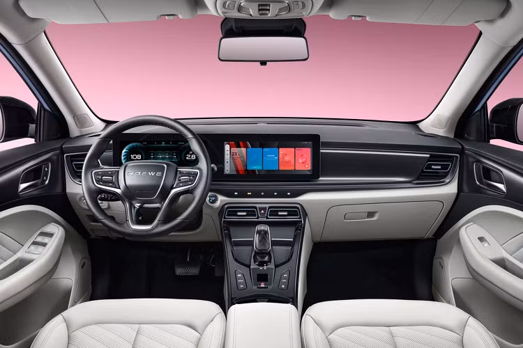 Bên trong xe, MG VS HEV có cửa sổ trời toàn cảnh, cụm màn hình kép trải dài trên bảng táp-lô gồm màn hình giải trí 12,3 inch và đồng hồ kỹ thuật số 12,3 inch.