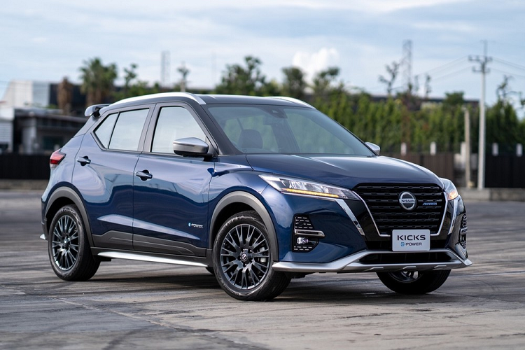 Mới đây, hãng Nissan đã chính thức giới thiệu phiên bản mới của dòng SUV đô thị Kicks ở thị trường Thái Lan. Bước sang phiên bản mới, Nissan Kicks 2022 có sự thay đổi đáng kể về bản trang bị và động cơ.