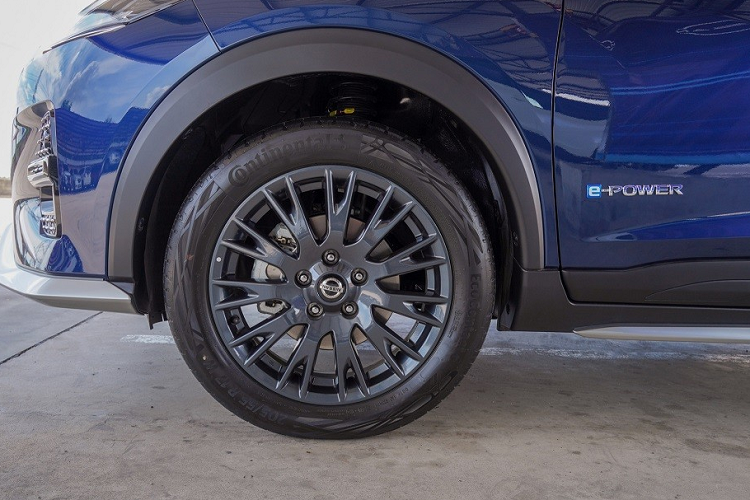 Tiếp đến là hốc đèn sương mù trước rộng hơn, đi kèm những chi tiết trang trí mạ crôm vốn không có ở 3 phiên bản rẻ hơn. Ngoài ra, bản Autotech còn được bổ sung nóc và bộ vành hợp kim 17 inch sơn màu đen bóng. Một điểm nhấn không thể bỏ qua nữa của phiên bản Autotech chính là cánh gió mui. Cánh gió này được chia thành 2 phần, tạo cảm giác thể thao hơn trang bị dành cho 3 phiên bản E, L và V.