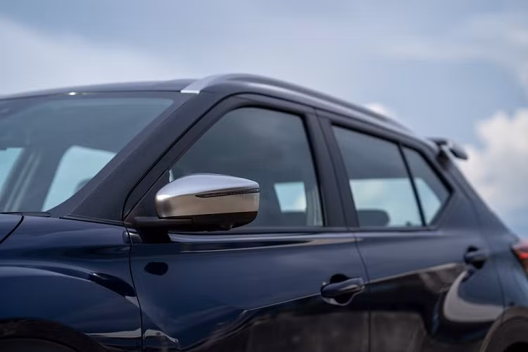 Giá xe Nissan Kicks Autotech 2022 tại Thái Lan khởi điểm từ 949.000 Baht (khoảng 619 triệu đồng). Xe có 4 màu sơn ngoại thất là đen - nóc đen, xám - nóc đen, trắng - nóc đen và xanh đậm - nóc đen. Theo tin đồn, Nissan Kicks 2022 sẽ ra mắt thị trường Việt Nam trong tháng 7 này với giá dự kiến khởi điểm từ 650 triệu đồng. Tại Việt Nam, Nissan Kicks 2022 sẽ là đối thủ của Honda HR-V, Toyota Corolla Cross, Kia Seltos và Hyundai Creta.