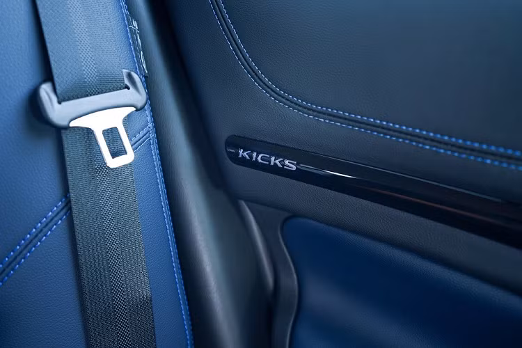 Bên cạnh đó là những trang bị an toàn chủ động như hệ thống phát hiện vật thể di động, kiểm soát hành trình thích ứng, cảnh báo điểm mù, cảnh báo phương tiện cắt ngang khi lùi, cảnh báo chệch làn đường, hỗ trợ đèn pha và hệ thống kiểm soát lái thông minh.