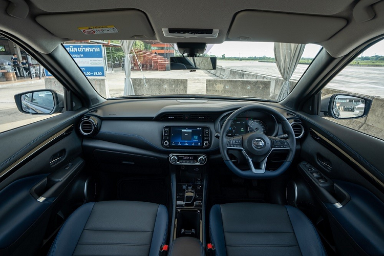 Đặc biệt, Nissan Kicks Autotech 2022 còn có nhiều trang bị an toàn như 6 túi khí, phanh tay điện tử, tự động giữ phanh tạm thời... camera 360 độ, hệ thống hỗ trợ khởi hành ngang dốc, phanh tự động thông minh, cảnh báo khi người lái mất tập trung và kiểm soát cân bằng khi vào cua.