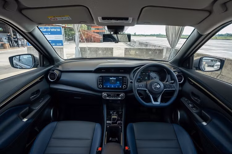 Đặc biệt, Nissan Kicks Autotech 2022 còn có nhiều trang bị an toàn như 6 túi khí, phanh tay điện tử, tự động giữ phanh tạm thời... camera 360 độ, hệ thống hỗ trợ khởi hành ngang dốc, phanh tự động thông minh, cảnh báo khi người lái mất tập trung và kiểm soát cân bằng khi vào cua.