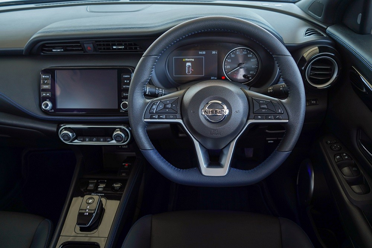 Trong khi đó, nhiệm vụ truyền động cho xe thuộc về mô-tơ điện có công suất tối đa 136 mã lực và mô-men xoắn cực đại 280 Nm. So với phiên bản cũ, mô-tơ điện này mạnh hơn 7 mã lực và 20 Nm. Ngoài ra, mẫu SUV hạng B này còn được bổ sung cụm pin 2,06 kWh mới thay vì loại 1,57 kWh cũ